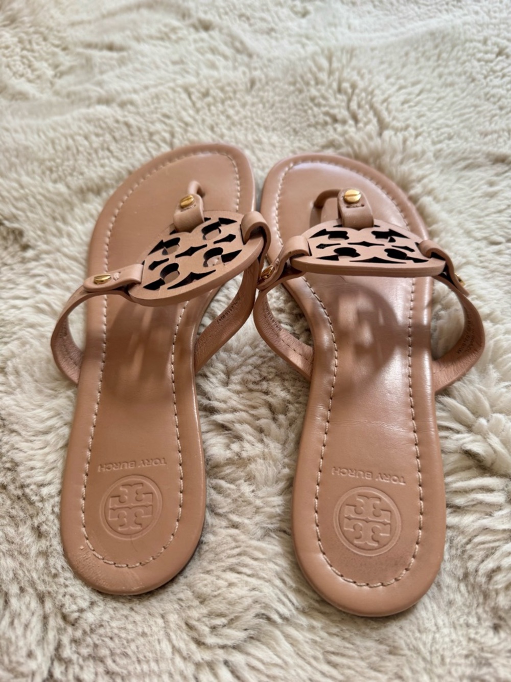 Tory Burch Leather Logo Thong Sandals in Light Brown - Picture 4 of 6
